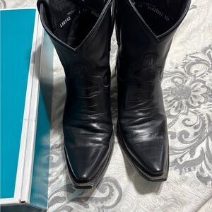 Elegant Black Croc-Embossed Cowboy Boots